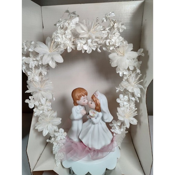 Vintage Martha’s Porcelain Bride & Groom Flower Arch Wedding Cake Topper… - Picture 8 of 10